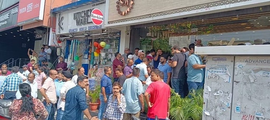 बड़ी खबर: ज्वेलरी शोरूम में दिनदहाड़े लूट से मचा हड़कंप, बदमाशों ने बंदूक से झोंका फायर
