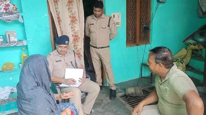 शर्मनाक: फोन पर प्रेमी से बात कर रही थी बहन, नाराज भाई ने काट दिया गला