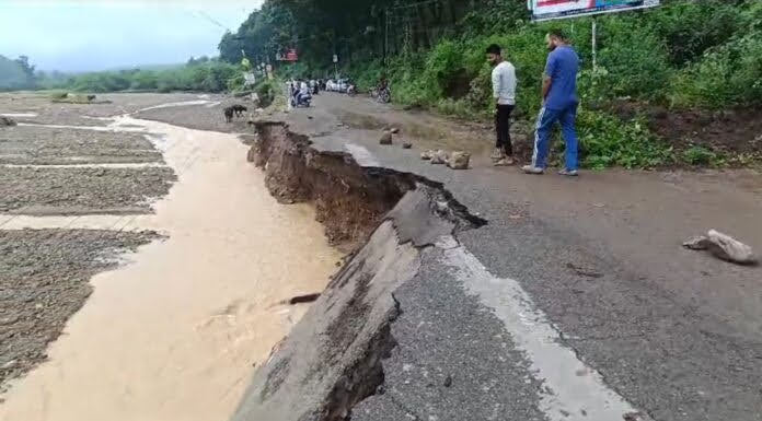 दिक्कत: भारी बारिश से जनजीवन अस्त-व्यस्त, सड़क छतिग्रस्त होने से यातायात ठप