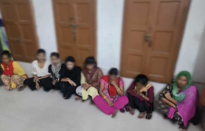 शिकंजा: सार्वजनिक स्थल पर अश्लील हरकतें करने वाली आठ महिलाएं गिरफ्तार
