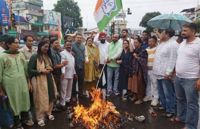 आक्रोश: राहुल गांधी को मारने की धमकी पर भड़क उठे कांग्रेसी, भाजपा के खिलाफ किया प्रदर्शन