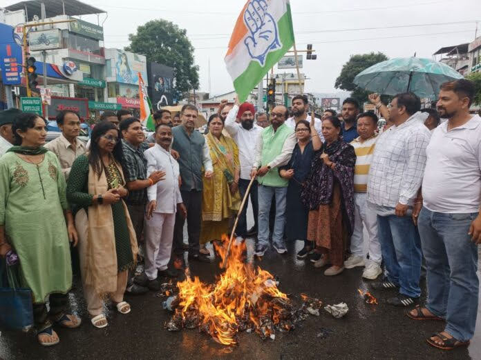 आक्रोश: राहुल गांधी को मारने की धमकी पर भड़क उठे कांग्रेसी, भाजपा के खिलाफ किया प्रदर्शन