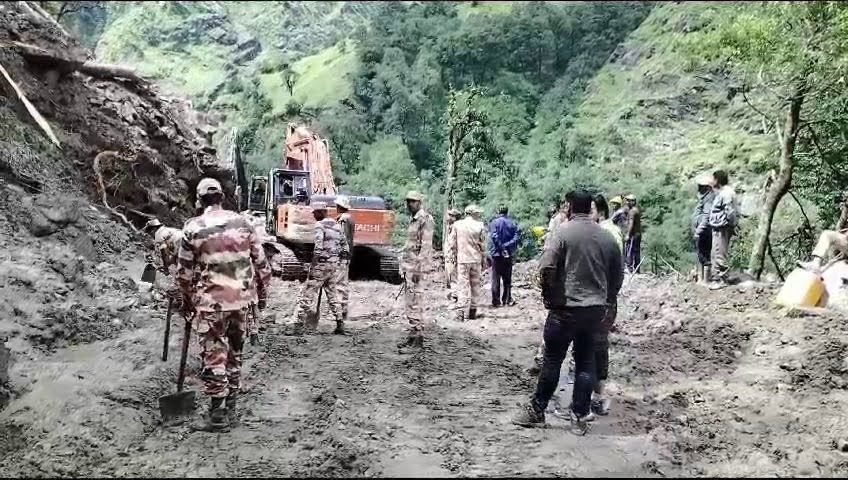 दुखद: लैंडस्लाइड की चपेट में आए कलेक्ट्रेट कर्मचारी का शव बरामद