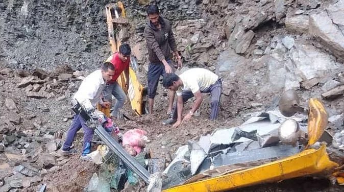 दुखद: पहाड़ी से जेसीबी पर आ गिरी चट्टान,मलबे में दबकर चालक की मौत