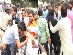 हंगामा: डीएवी में दो छात्र गुटों में हुई मारपीट, पुलिस ने फटकारी लाठी