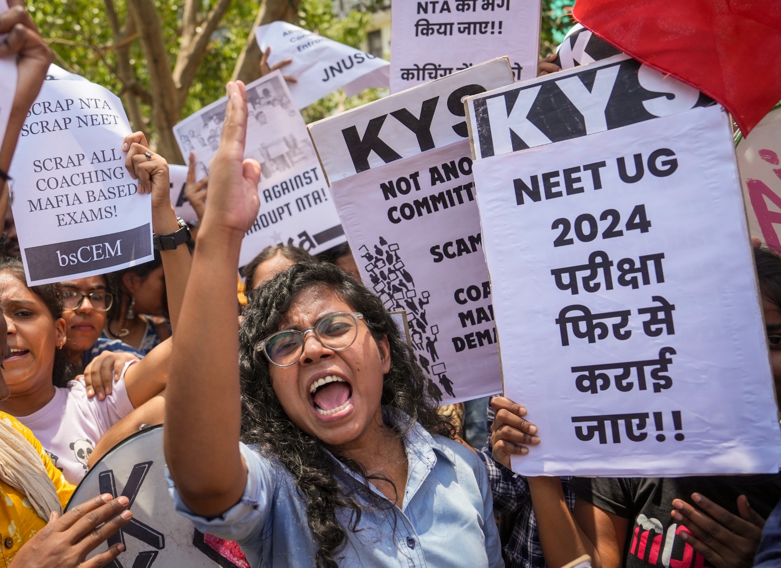 मुद्दा: राजनीतिक विचार-विमर्श में भाग ना लेने की शर्त कैसे थोपी जा सकती है?