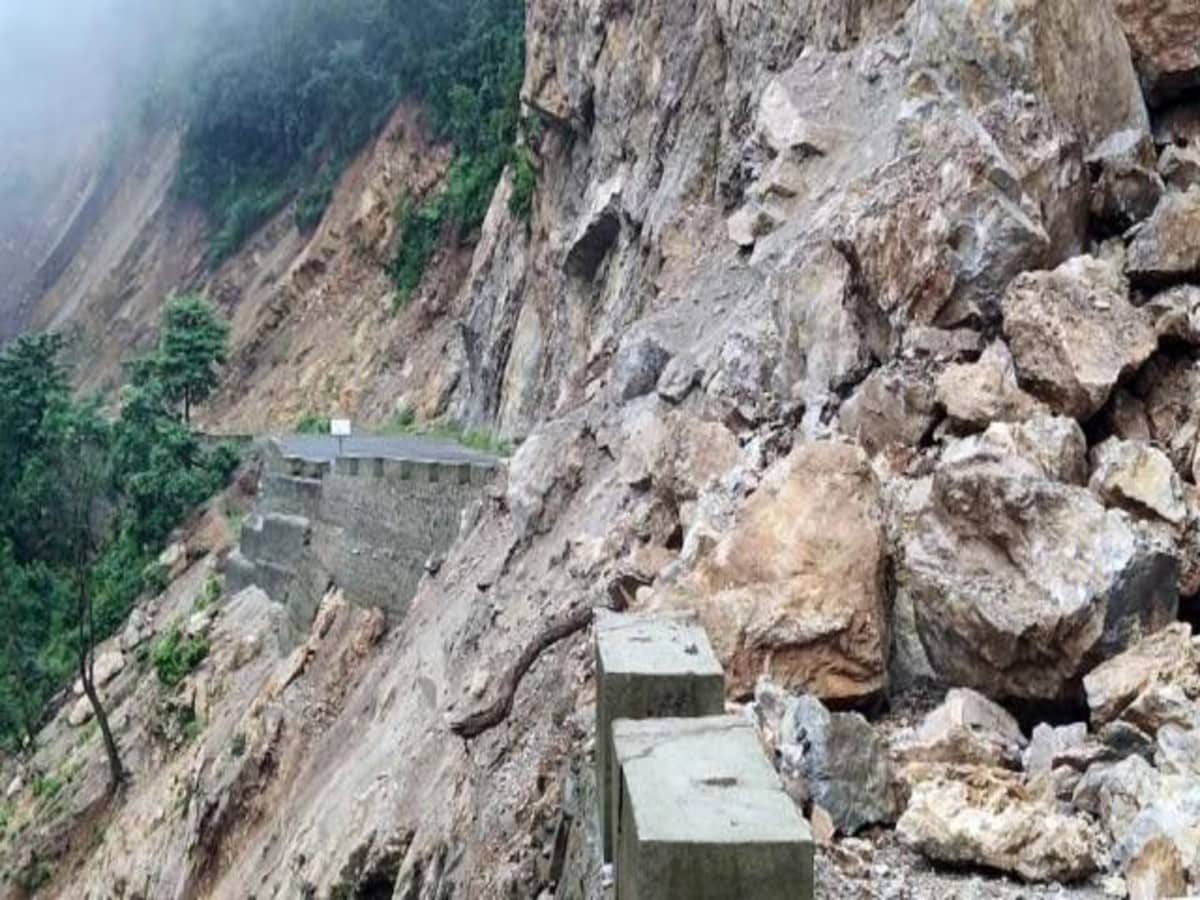 आफ़त: इस जिले में अब भी बंद पड़ी हैं 17 ग्रामीण सड़कें, आवाजाही न होने से ग्रामीणों को भारी दिक्कत