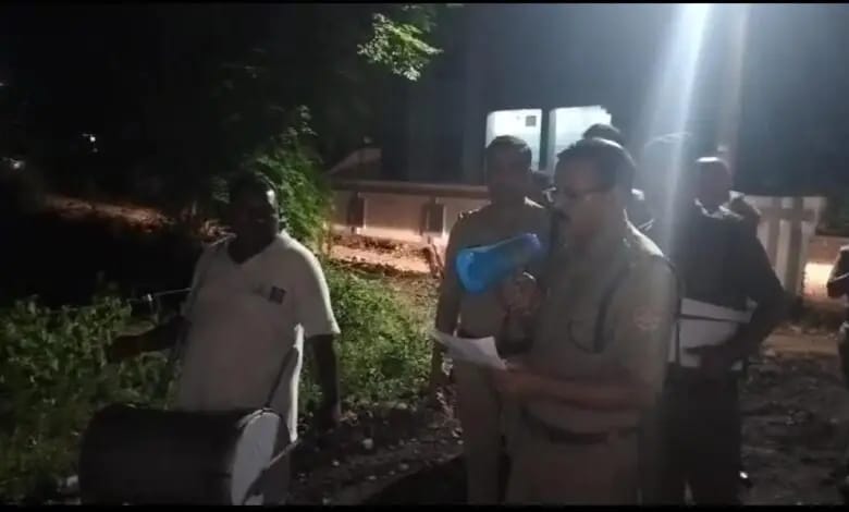 मुनादी: दुष्कर्म के आरोपी भाजपा नेता के घर ढोल बजाते हुए पहुंची पुलिस