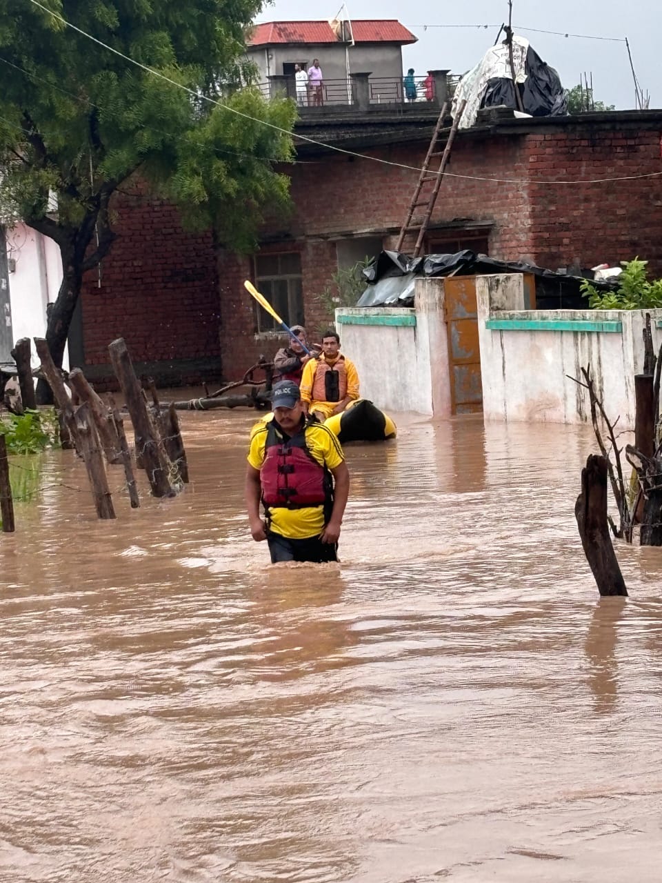 मुस्तैद: चम्पावत, बनबसा में अतिवृष्टि से जलभराव, एसडीआरएफ मौके पर डटी