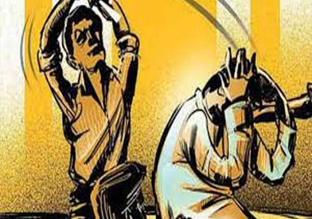 सनसनी: स्कूल के सिक्योरिटी गार्ड की डंडे से पीट पीटकर हत्या, सीसीटीवी कैमरे में कैद हुई वारदात