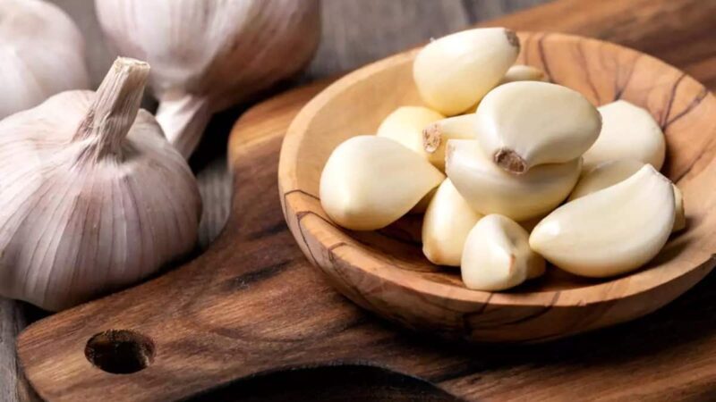 खान-पान: लोग कच्चे लहसुन को मानते हैं हर बीमारी का इलाज, क्या यह मिथक है या सच्चाई?