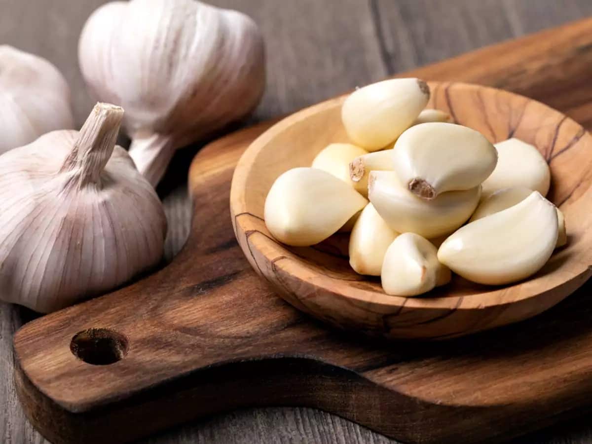 खान-पान: लोग कच्चे लहसुन को मानते हैं हर बीमारी का इलाज, क्या यह मिथक है या सच्चाई?