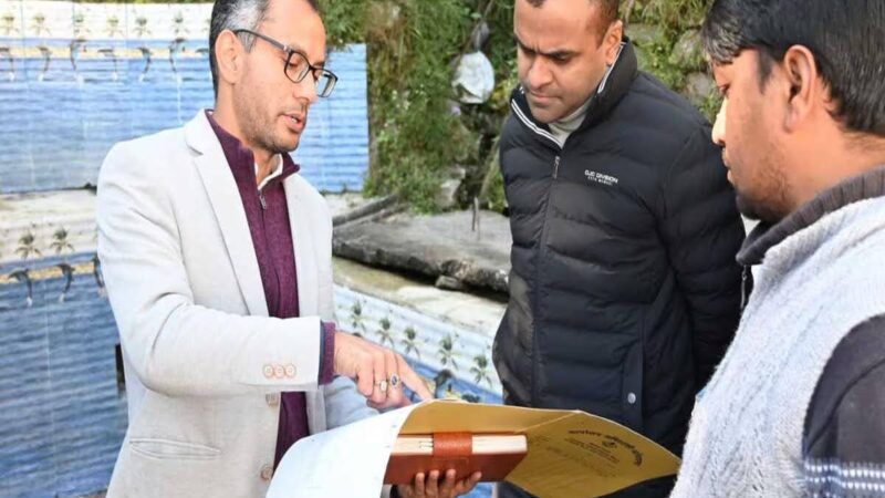 निरीक्षण: डीएम ने सोलर पंपिग योजना का लिया जायजा, शौचालय धारकों को किया सम्मानित
