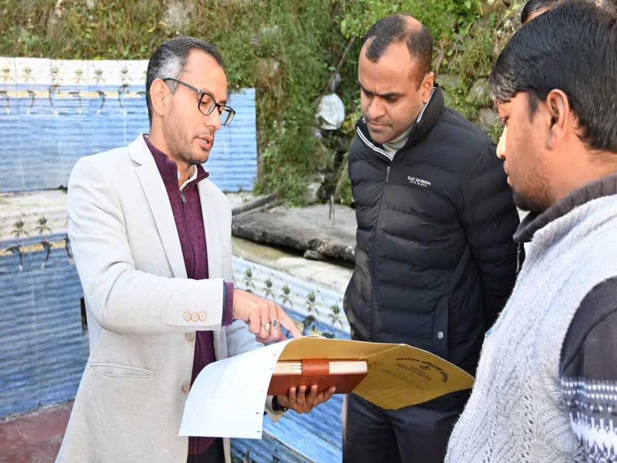 निरीक्षण: डीएम ने सोलर पंपिग योजना का लिया जायजा, शौचालय धारकों को किया सम्मानित