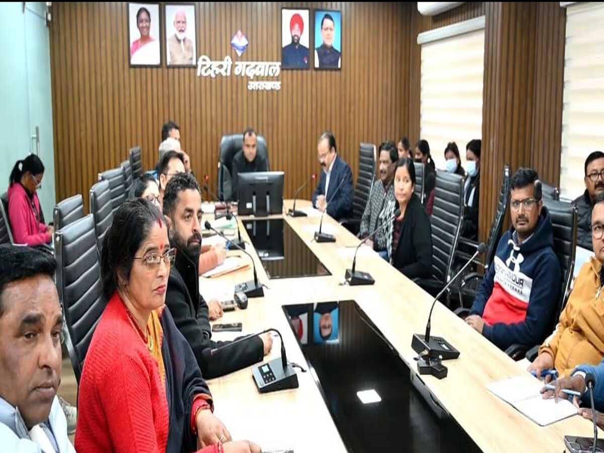 हिदायत: शिकायतकर्ता को गुमराह न करें वजह बताएं अधिकारी, डीएम ने दिए निर्देश