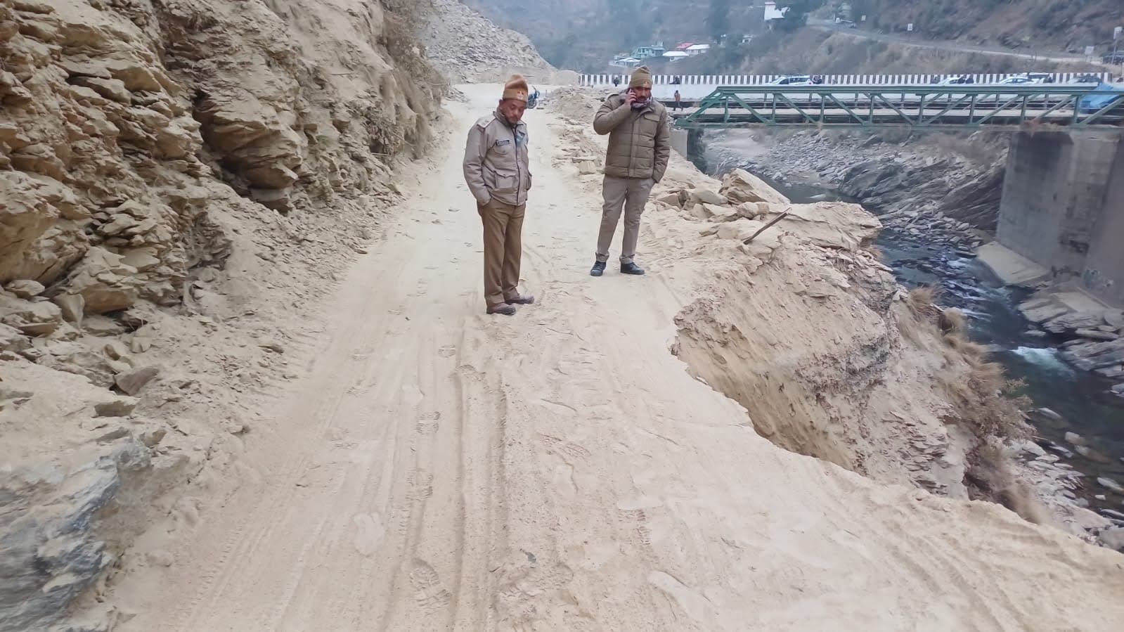 बदहाली: क्वारब में सड़क का किनारा टूटने से स्थिति खतरनाक, रात 9 बजे से यातायात पर रोक