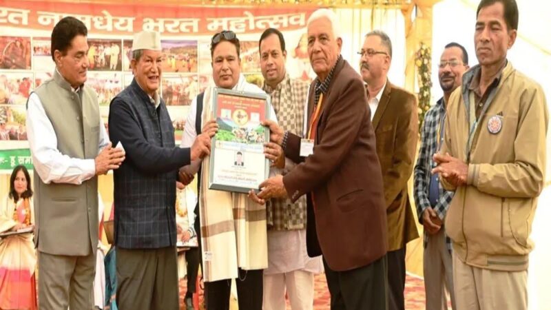 सराहनीय: पूर्व मुख्यमंत्री हरीश रावत ने बेहतर काम करने वालों को किया सम्मानित