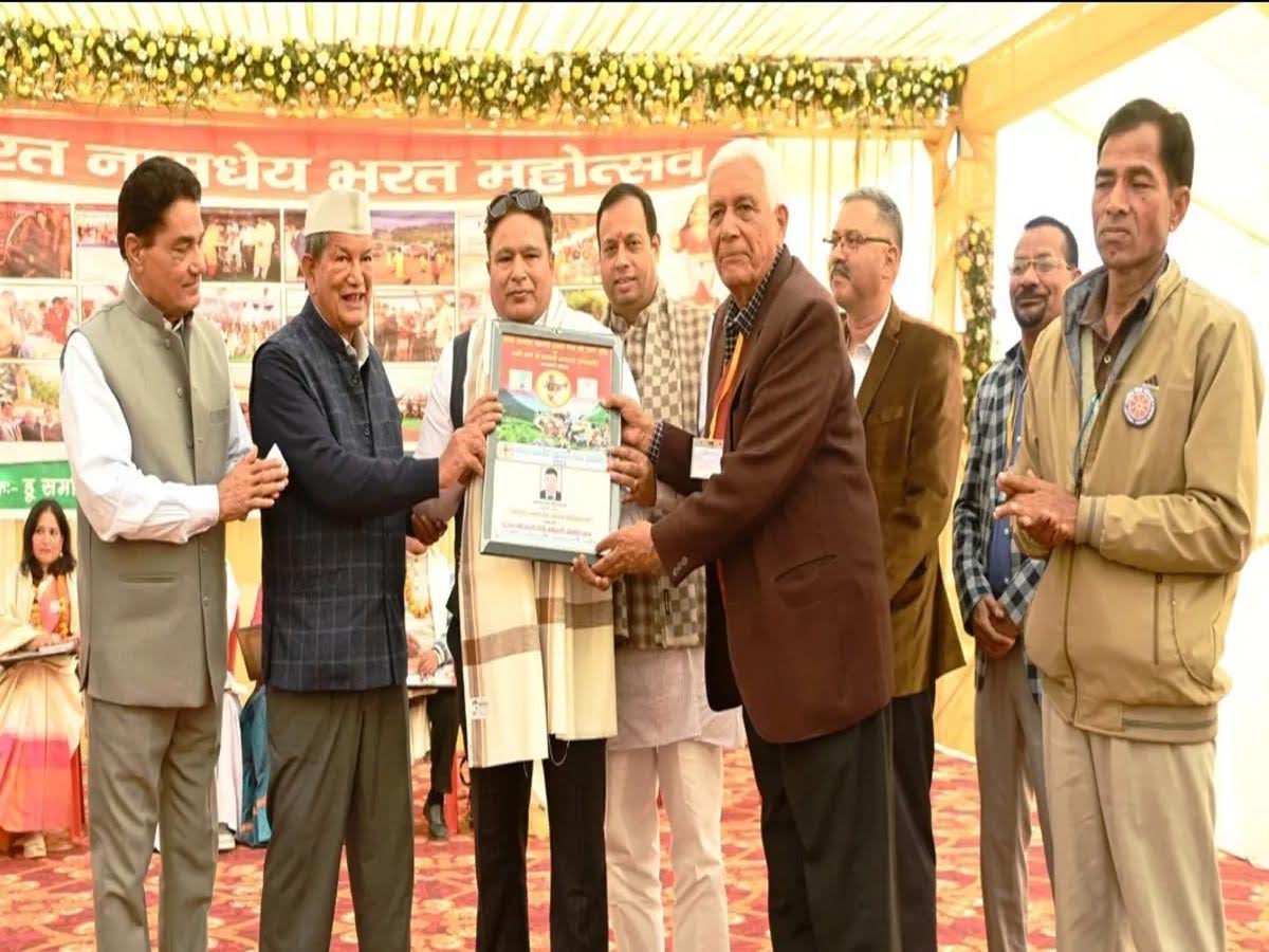 सराहनीय: पूर्व मुख्यमंत्री हरीश रावत ने बेहतर काम करने वालों को किया सम्मानित
