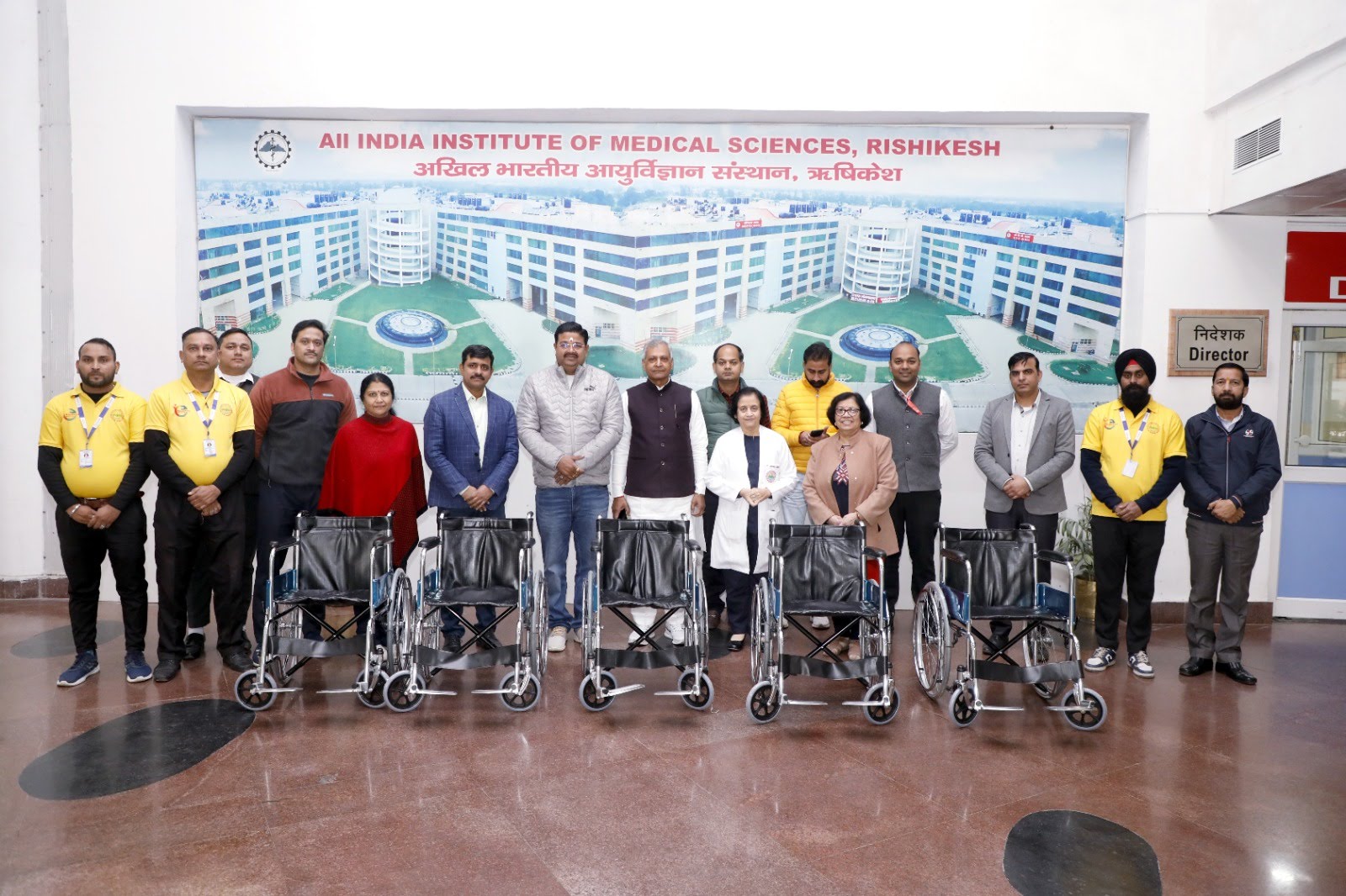 सराहनीय: समाज सेवी ने रोगियों की सेवार्थ एम्स को दान की 25 व्हील चेयर्स