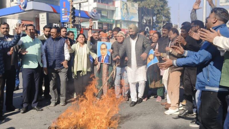 आक्रोश: डॉ अंबेडकर पर की गई केंद्रीय गृह मंत्री की टिप्पणी के विरोध में कांग्रेस ने किया प्रदर्शन