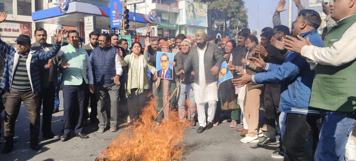 आक्रोश: डॉ अंबेडकर पर की गई केंद्रीय गृह मंत्री की टिप्पणी के विरोध में कांग्रेस ने किया प्रदर्शन