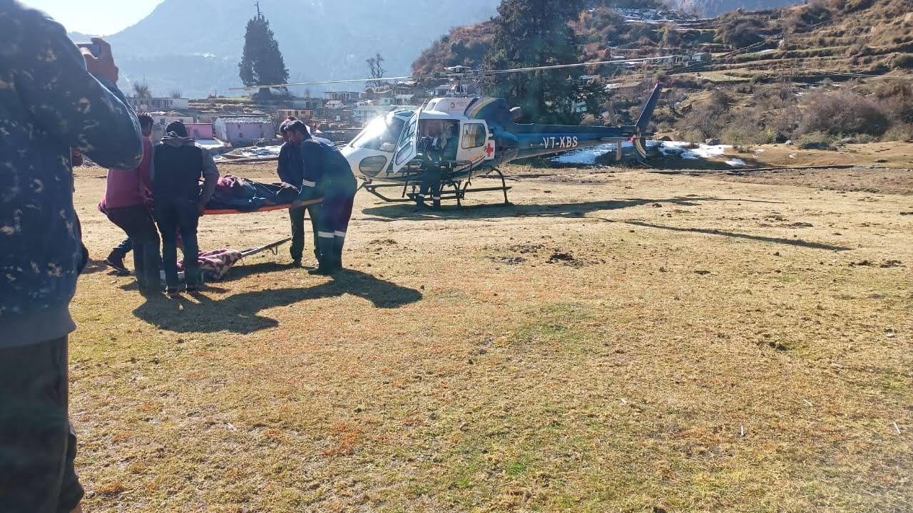 सुविधा: पैरालाइज मरीज हैली एंबुलेंस से पहुंचा अपने दूरस्थ गांव डुमक, परिजनों ने जताया आभार