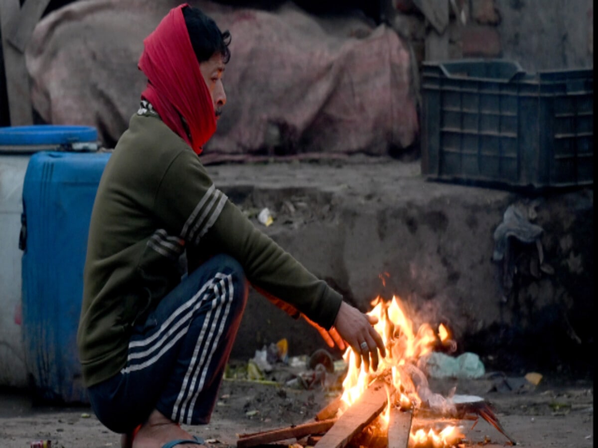राहत: पालिका प्रशासन ने सात स्थानों पर शुरू की अलाव जलाने की नियमित व्यवस्था