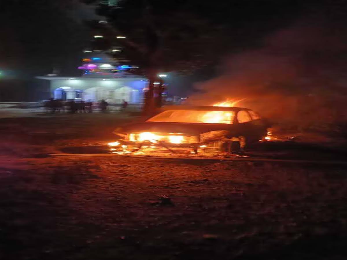 हड़कंप: यहां टोल प्लाजा के पास खड़ी कार बन गई आग का गोला, इलाके में मची अफरातफरी  