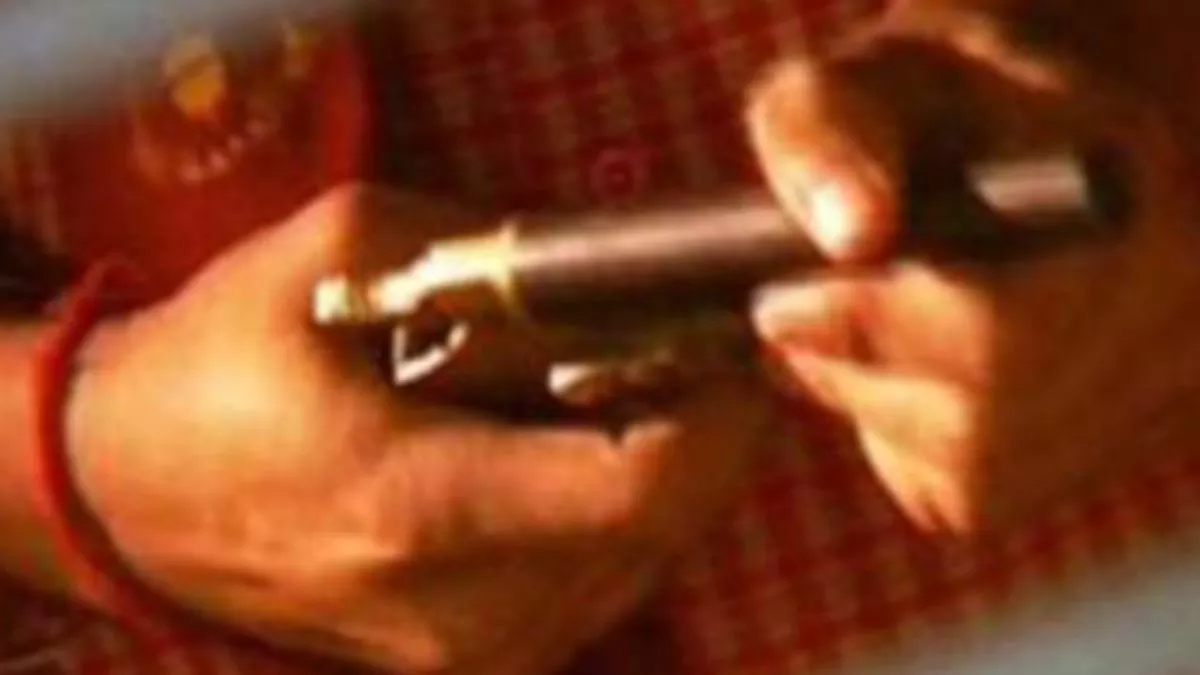 सबक: सोशल मीडिया पर डाला तमंचा अपलोड करने का वीडियो, पुलिस ने पकड़ कर पहुंचा दिया हवालात