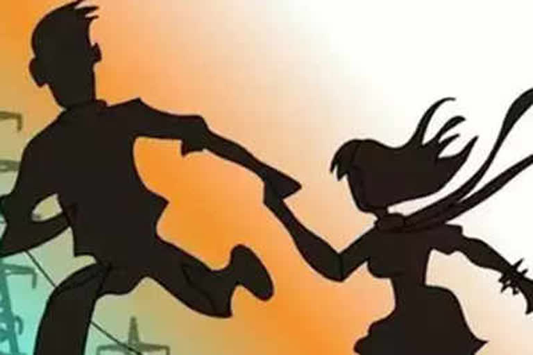 दीवानगी: अपनी मासूम बच्ची को लेकर प्रेमी संग घर से भाग निकली विवाहिता, तलाश में जुटी पुलिस