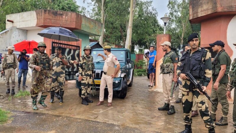 तनातनी: भारत-बांग्लादेश की सीमा पर झड़प, बीएसएफ ने दागे आंसू गैस के गोले