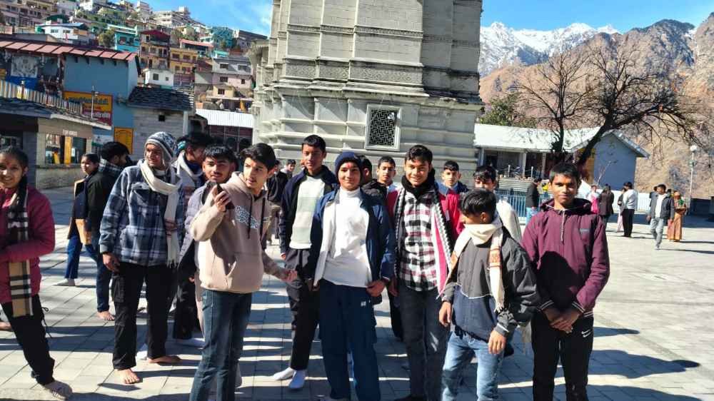 नए साल पर नृसिंह मंदिर में उमड़ी श्रद्धालुओं की भीड़, शीतकालीन यात्रा प्रारंभ होने के बाद से करीब छह हजार यात्री कर चुके हैं दर्शन