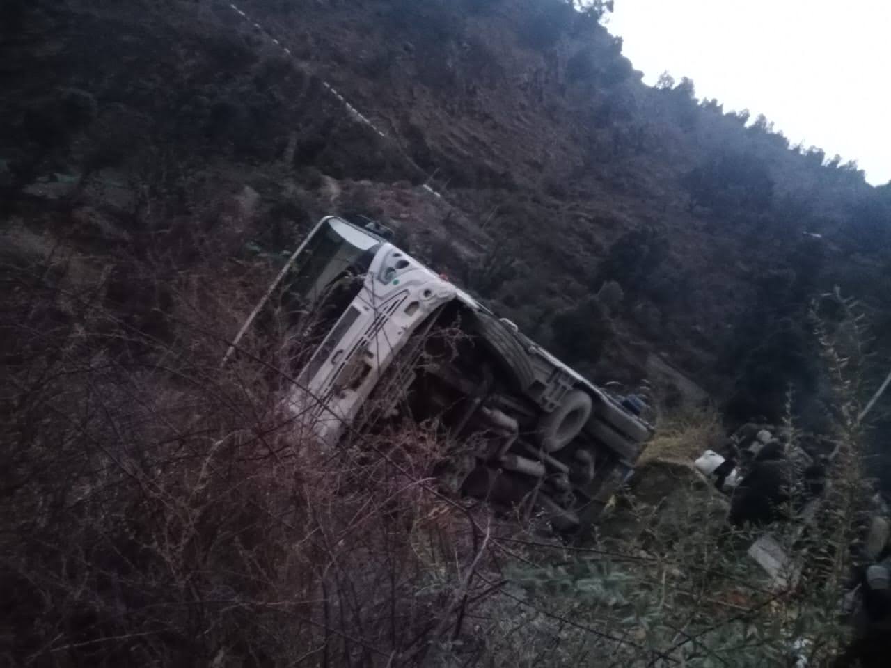 हादसा: परिवहन निगम की बस के दुर्घटनाग्रस्त हो जाने से तीन यात्री गंभीर रूप से घायल