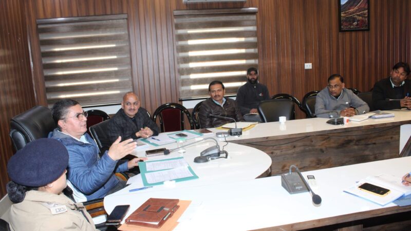 निगरानी: डीएम डॉ बिष्ट ने दिए लेखा-जोखा न देने वाले प्रत्याशियों को सचेत करने के निर्देश