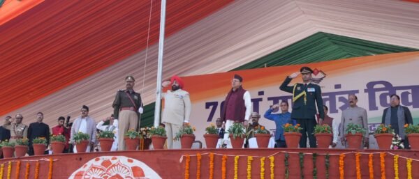 गणतंत्र दिवस की 75वीं वर्षगांठ के अवसर पर राज्यपाल ने राजभवन एवं परेड ग्राउंड में फहराया राष्ट्रीय ध्वज