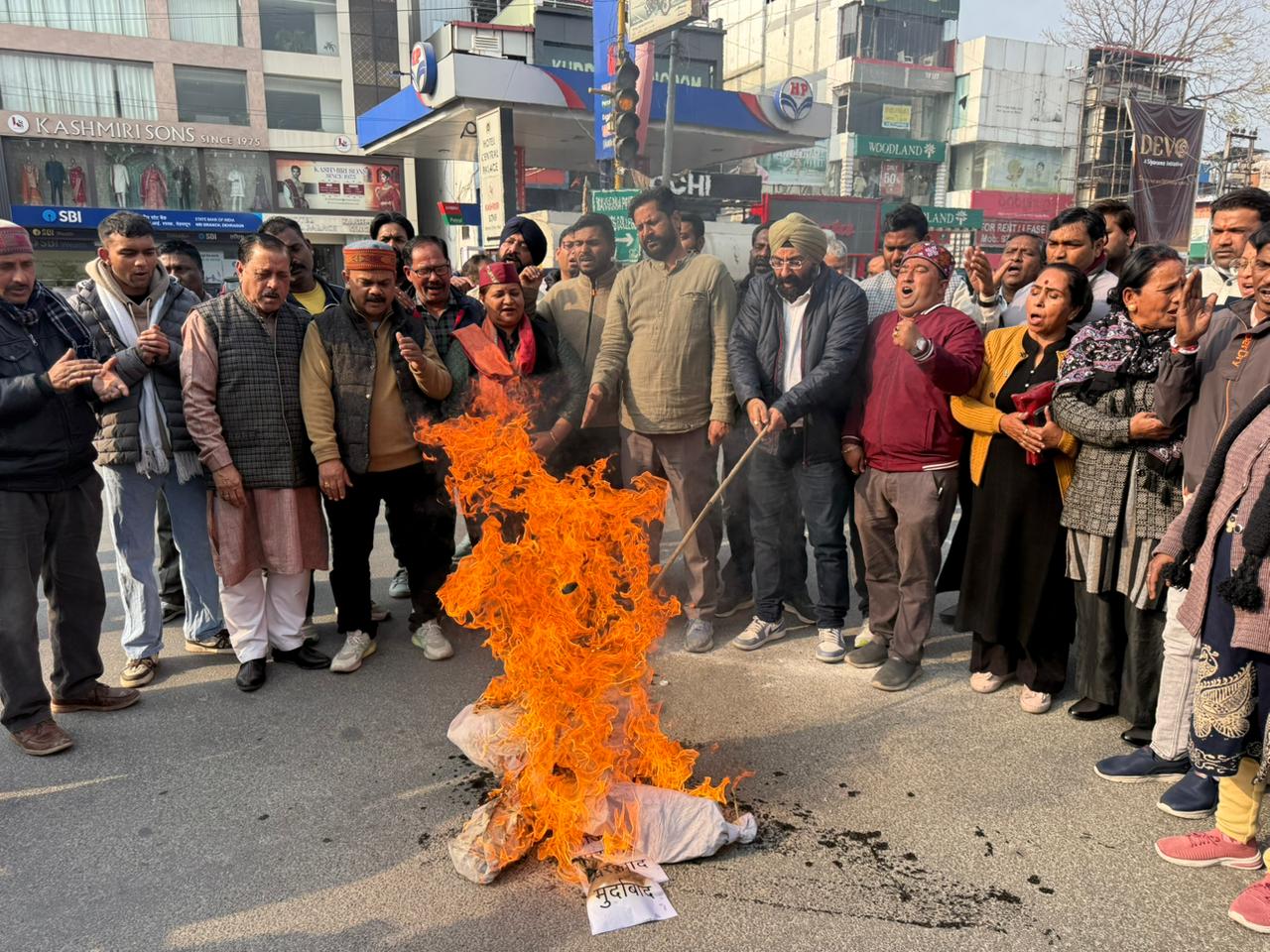 विरोध: फायरिंग मामले में सड़कों पर उतरे कांग्रेसी, प्रदर्शन करने के साथ ही फूंका सरकार का पुतला
