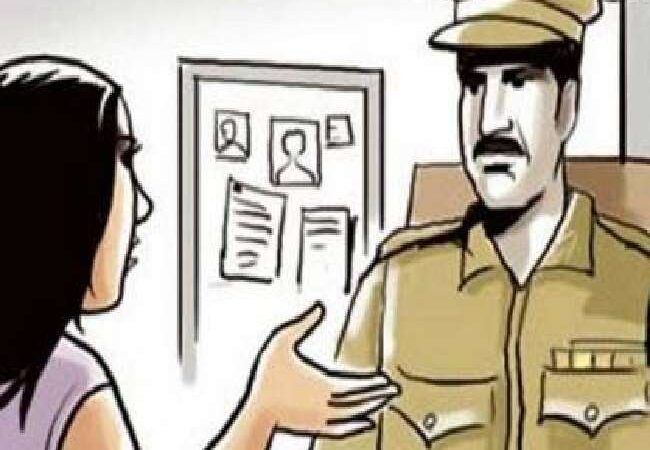 शर्मनाक: आपत्तिजनक फोटो वायरल करने की धमकी देकर ब्लैकमेलिंग, महिला ने कराया मामला दर्ज