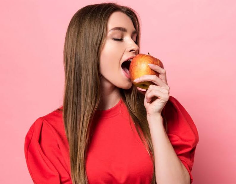 हैल्थ टिप्स: सुबह खाली पेट खाएंगे 1 सेब, तो दूर रहेंगी ये बीमारियां