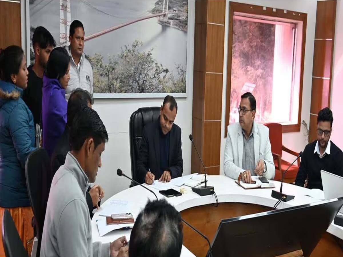 सुनवाई: जन समस्याओं से रू-ब-रू हुए डीएम, काम की धीमी प्रगति पर तलब किया लोनिवि के S E का जवाब