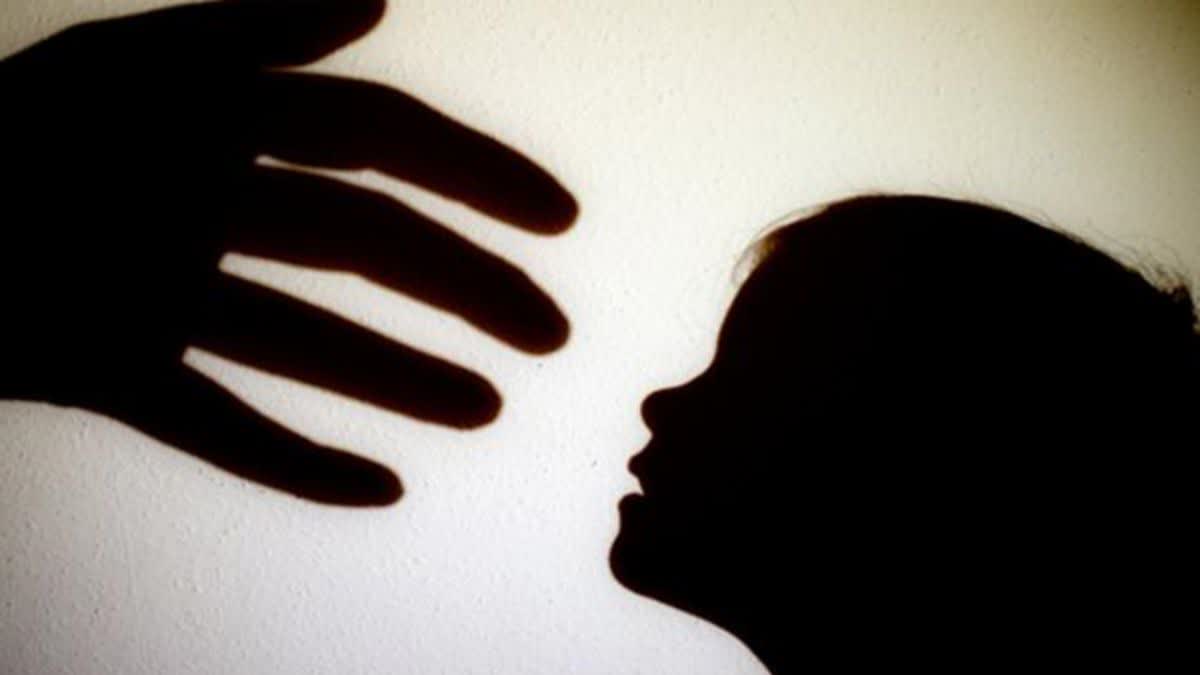 दुस्साहस: बाल कटवाने गई किशोरी से नाई ने की अश्लील हरकत, पुलिस ने किया मामला दर्ज