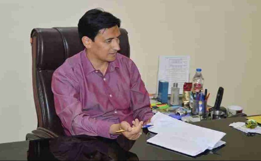 सख़्त रुख: कुमाऊं आयुक्त दीपक रावत ने फाइनेंस कंपनी को दिए तीन दिन में मामला निपटाने के निर्देश