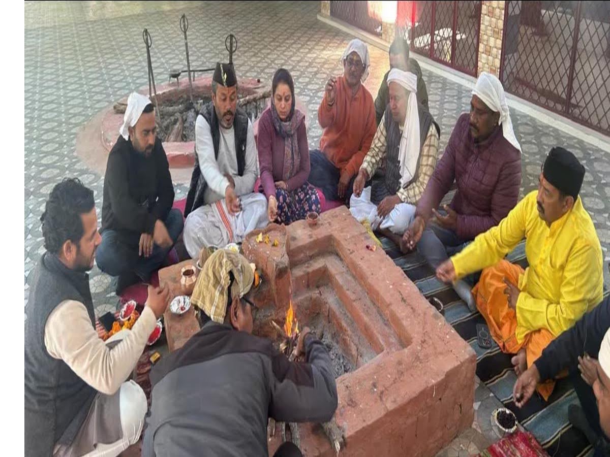 परेशानी: मोटर मार्ग का चौड़ीकरण न होने से जनता को दिक्कतें, सरकार की बुद्धि-शुद्धि के लिए किया यज्ञ
