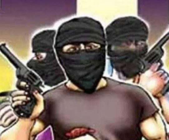 दुस्साहस: बदमाशों ने घर में घुसकर लूटे 50 तोला सोना और 50 हजार रुपये, शिनाख्त में जुटी पुलिस