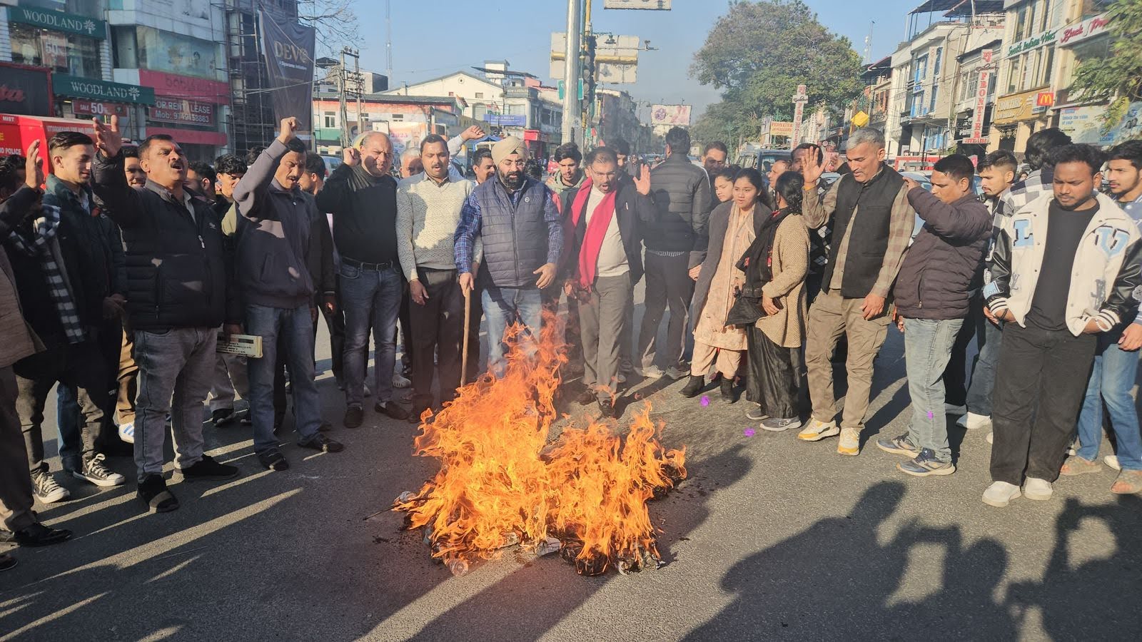 कांग्रेस: अवैध अप्रवासियों के मामले में केंद्र सरकार के रवैए पर जताया रोष, नारेबाजी के साथ फूंका पुतला