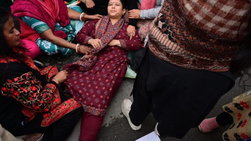 आक्रोश: विधानसभा घेराव के दौरान महिला कांग्रेस अध्यक्ष ज्योति रौतेला घायल, अस्पताल में भर्ती