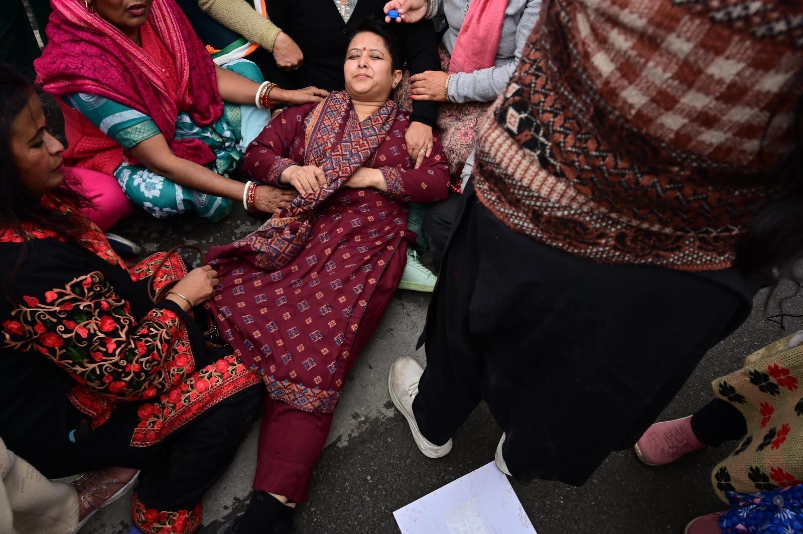 आक्रोश: विधानसभा घेराव के दौरान महिला कांग्रेस अध्यक्ष ज्योति रौतेला घायल, अस्पताल में भर्ती