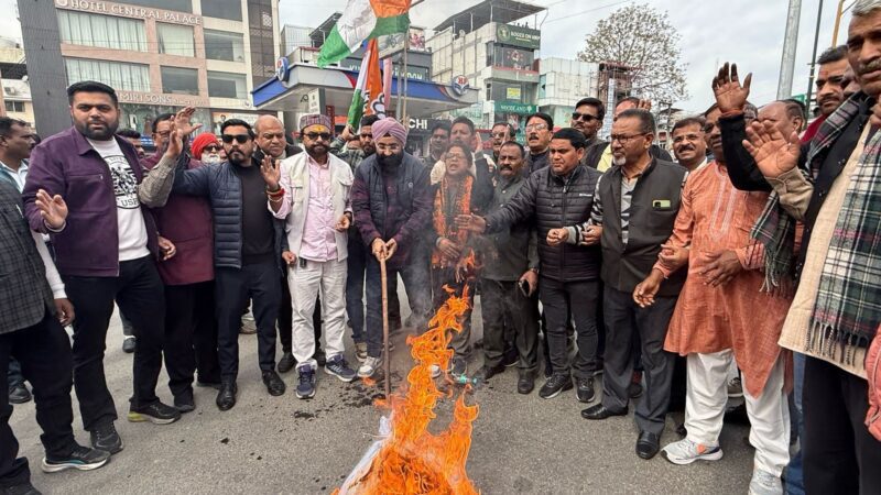 विरोध: विवादास्पद बयान को लेकर महानगर कांग्रेस ने फूंका संसदीय कार्य मंत्री का पुतला