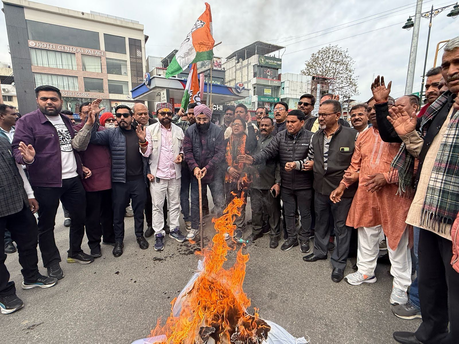 विरोध: विवादास्पद बयान को लेकर महानगर कांग्रेस ने फूंका संसदीय कार्य मंत्री का पुतला