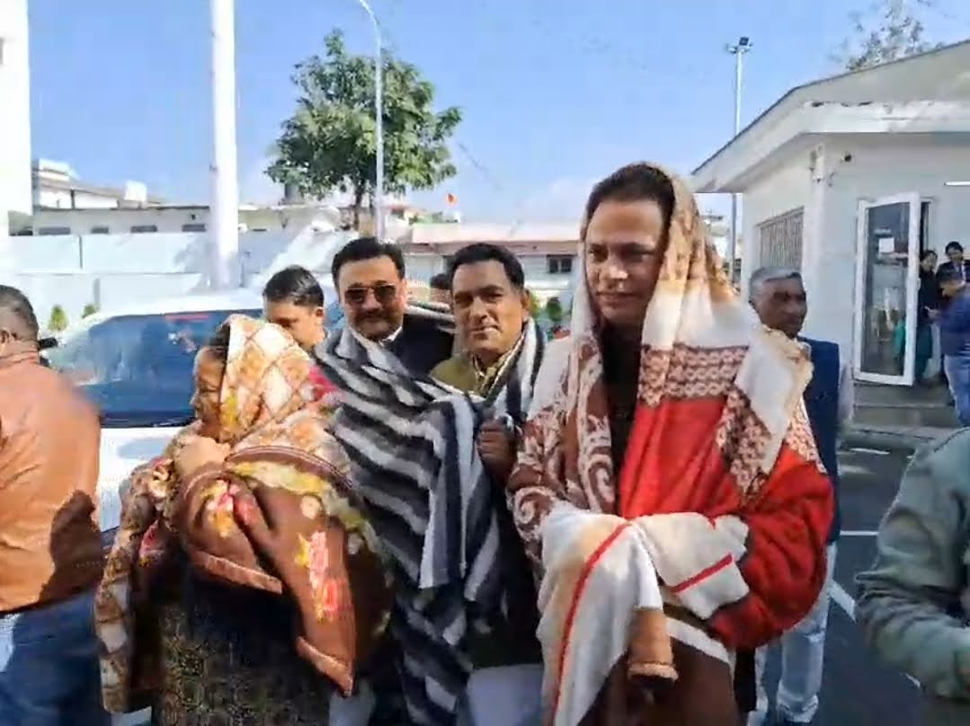 कुछ अलग: बजट सत्र में कंबल ओढ़कर ठिठुरते हुए विधानसभा पहुंचे कांग्रेसी विधायक