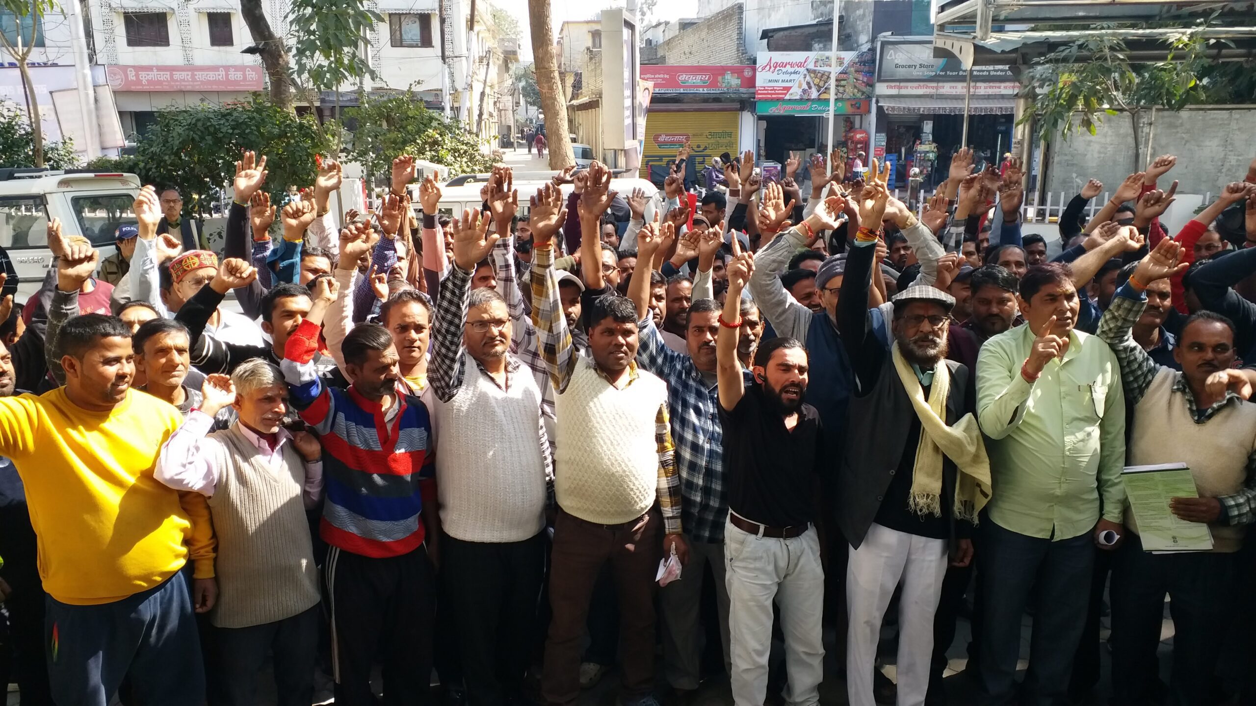 आवाज़: ठेला-रेहड़ी व्यापारियों ने अपनी मांगों को लेकर नगर निगम में किया प्रदर्शन